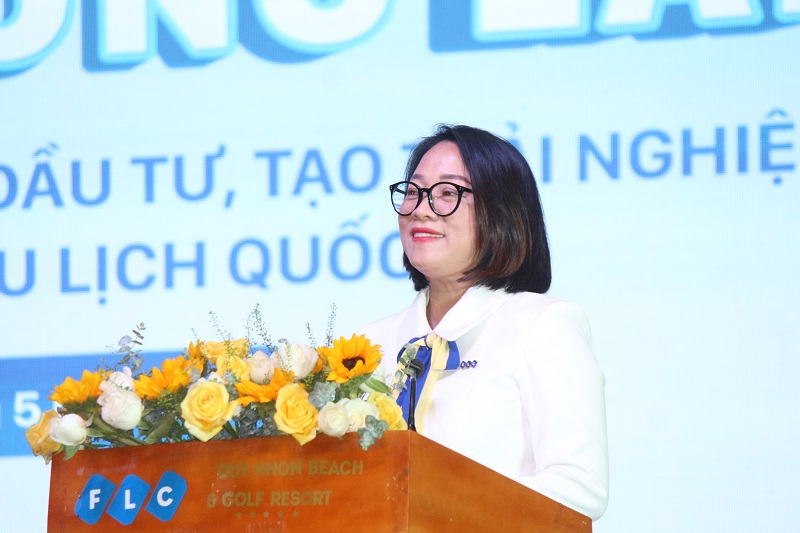 Bà Trần Thị Kim Qui - Phó Tổng giám đốc thường trực FLC Hotel & Resort, phát biểu tham luận. 