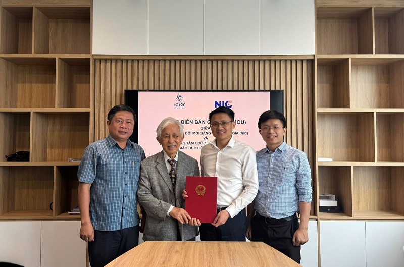 GS Trần Thanh Vân – Giám đốc Trung tâm ICISE và TS Võ Xuân Hoài - Phó Giám đốc NIC trao bản ghi nhớ hợp tác. GS Trần Thanh Vân – Giám đốc Trung tâm ICISE và TS Võ Xuân Hoài - Phó Giám đốc NIC trao bản ghi nhớ hợp tác.