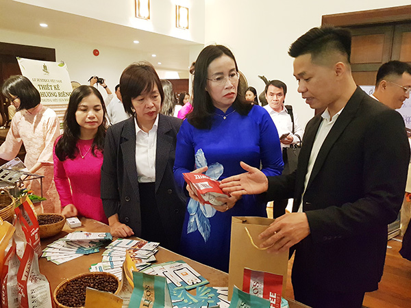 Phó Chủ tịch UBND TP Đà Nẵng Nguyễn Thị Anh Thi trao đổi với các doanh nghiệp khởi nghiệp tham dự DAVAS 2025. Phó Chủ tịch UBND TP Đà Nẵng Nguyễn Thị Anh Thi trao đổi với các doanh nghiệp khởi nghiệp tham dự DAVAS 2025.