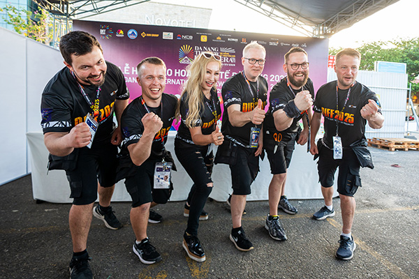 Đội JoHo Pyro Professional Fireworks AB (Phần Lan) thể hiện quyết tâm tại DIFF 2025. Đội JoHo Pyro Professional Fireworks AB (Phần Lan) thể hiện quyết tâm tại DIFF 2025.