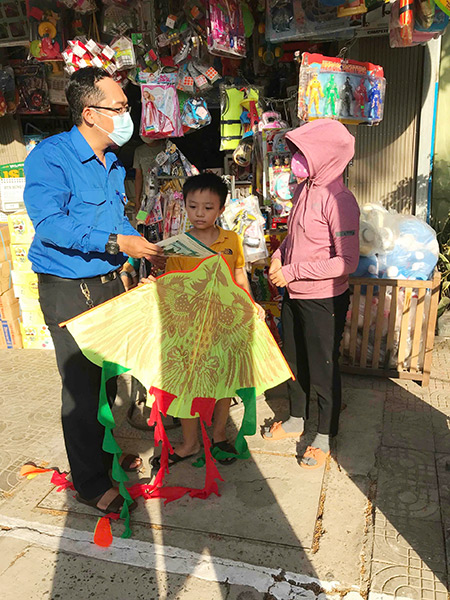 Đoàn thanh niên PC Đà Nẵng tuyên truyền về sự nguy hiểm khi thả diều gần đường dây điện. Đoàn thanh niên PC Đà Nẵng tuyên truyền về sự nguy hiểm khi thả diều gần đường dây điện.