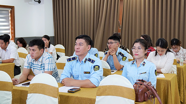 Các nhóm cán bộ chuyên trách tham dự tập huấn. Các nhóm cán bộ chuyên trách tham dự tập huấn.