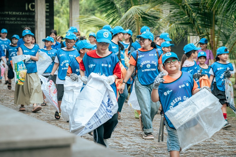 "Xuất quân" thi đua làm sạch bờ biển Quy Hòa. "Xuất quân" thi đua làm sạch bờ biển Quy Hòa.