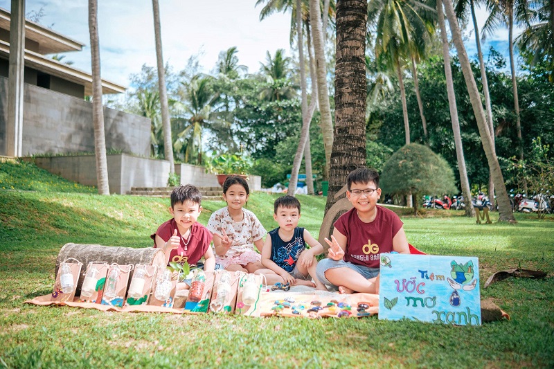 Những nhà bán hàng nhí tại phiên chợ “cũ người – mới ta” Những nhà bán hàng nhí tại phiên chợ “cũ người – mới ta”