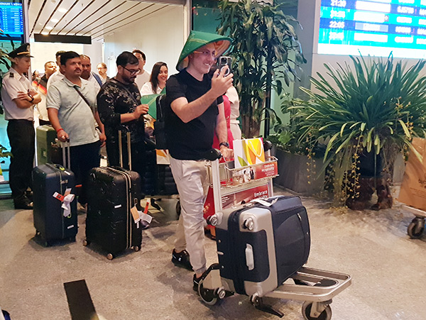 Du khách trên chuyến bay hào hứng khi hạ cánh xuống sân bay Đà Nẵng. Du khách trên chuyến bay hào hứng khi hạ cánh xuống sân bay Đà Nẵng.