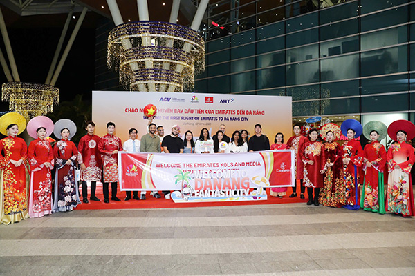 Chào đón những vị khách đầu tiên trên chuyến bay của Emirates hạ cánh sân bay Đà Nẵng tối ngày 2/6. Chào đón những vị khách đầu tiên trên chuyến bay của Emirates hạ cánh sân bay Đà Nẵng tối ngày 2/6.