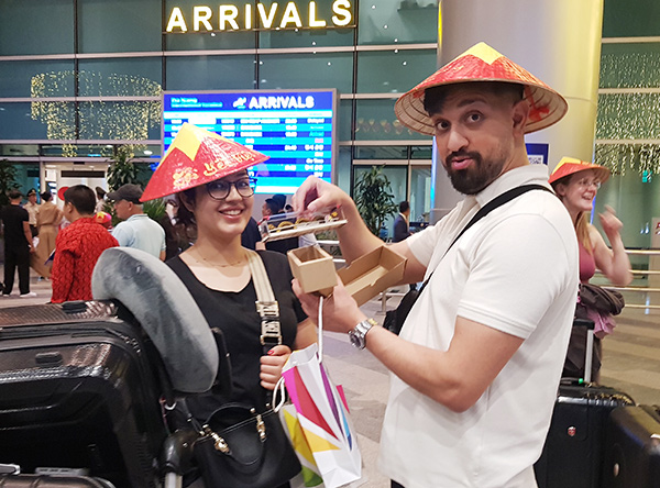 Và rất vui khi nhận được quà tặng lưu niệm là mô hình cầu Rồng nổi tiếng của Đà Nẵng. Và rất vui khi nhận được quà tặng lưu niệm là mô hình cầu Rồng nổi tiếng của Đà Nẵng.