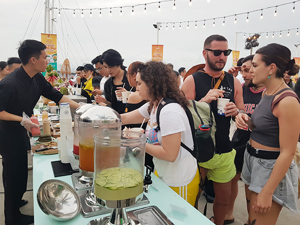 Dịch vụ và du lịch tiếp tục giữ vai trò chủ lực trong sự tăng trưởng của kinh tế Đà Nẵng với lượng khách du lịch quốc tế tăng mạnh Dịch vụ và du lịch tiếp tục giữ vai trò chủ lực trong sự tăng trưởng của kinh tế Đà Nẵng với lượng khách du lịch quốc tế tăng mạnh