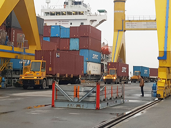 Xuất nhập khẩu hàng container tại cảng Đà Nẵng. Xuất nhập khẩu hàng container tại cảng Đà Nẵng.