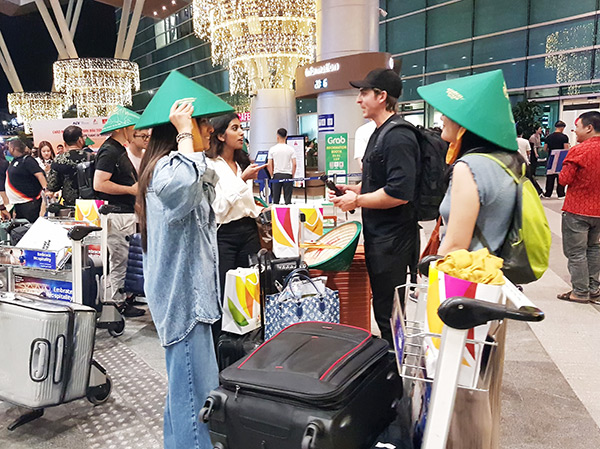 Du khách quốc tế tràn ngập sân bay Đà Nẵng. Du khách quốc tế tràn ngập sân bay Đà Nẵng.