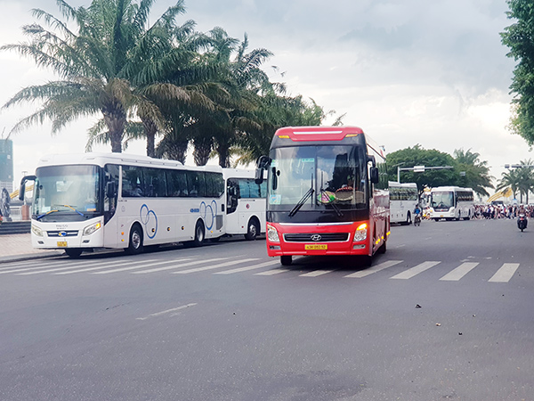 Lượng xe du lịch tập trung hoạt động rất đông trên đường Bạch Đằng, gần các điểm đến tham quan, mua sắm nổi tiếng ở Đà Nẵng như nhà thờ Chánh toà, chợ Hàn...