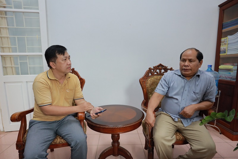 Ông Liêng Hót Ha Hai - Phó Chủ tịch UBND huyện Đam Rông (bên phải), chia sẻ thông tin với phóng viên Tạp chí Doanh nghiệp Việt Nam.