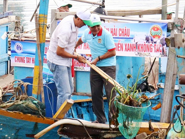 Don rác trên sông Hàn. Don rác trên sông Hàn.