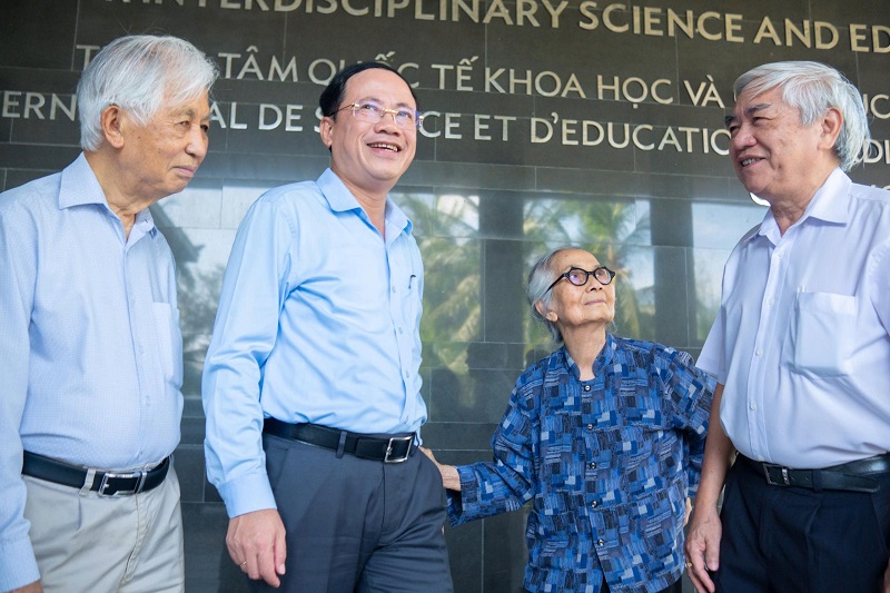 Kết thúc buổi làm việc lúc 8h. Kết thúc buổi làm việc lúc 8h.