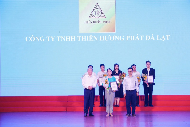 Công ty TNHH Thiên Hương Phát Đà Lạt với sản phẩm nấm đông trùng hạ thảo Thiên Hương Phát. Công ty TNHH Thiên Hương Phát Đà Lạt với sản phẩm nấm đông trùng hạ thảo Thiên Hương Phát.