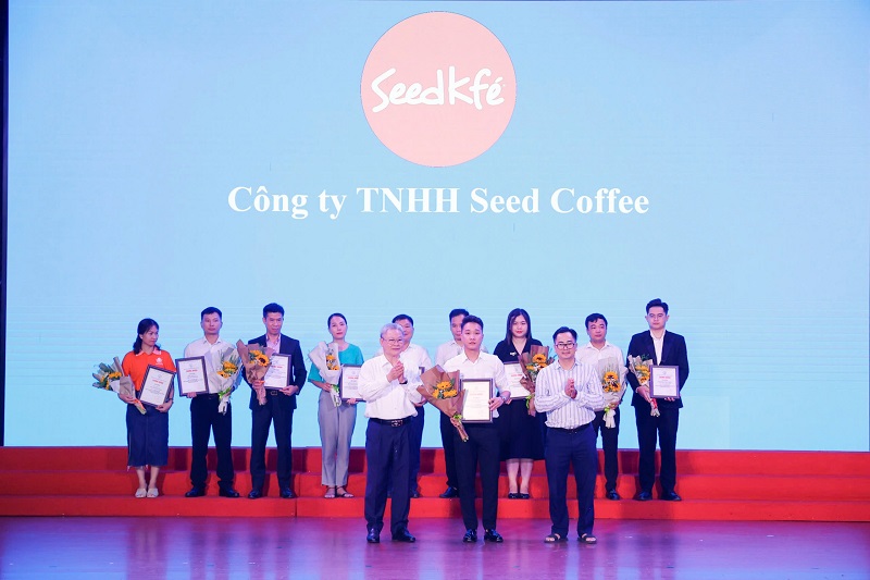 Công ty TNHH Seed Coffee với dòng sản phẩm cà phê rang xay thương hiệu Seed Kfé được vinh danh. Công ty TNHH Seed Coffee với dòng sản phẩm cà phê rang xay thương hiệu Seed Kfé được vinh danh.