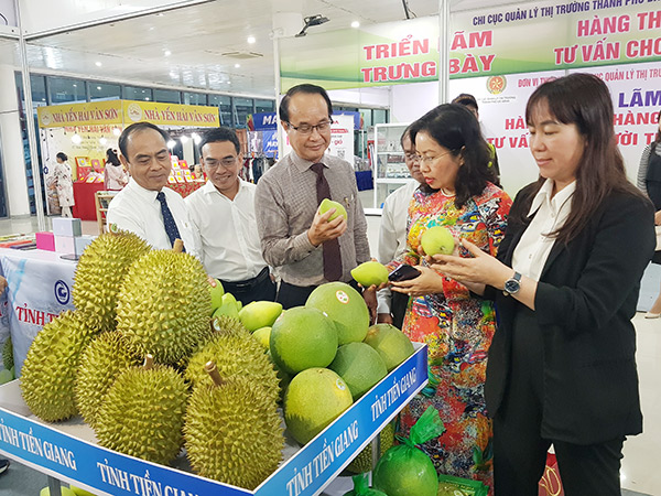 Gian hàng trái cây đặc sản của Tiền Giang thu hút nhiều sự quan tâm.