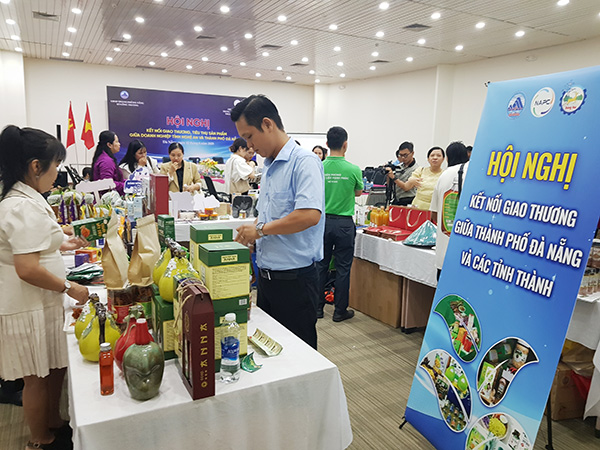 Tại sự kiện cũng trưng bày, giới thiệu đa dạng các sản phẩm đặc trưng địa phương. Tại sự kiện cũng trưng bày, giới thiệu đa dạng các sản phẩm đặc trưng địa phương.