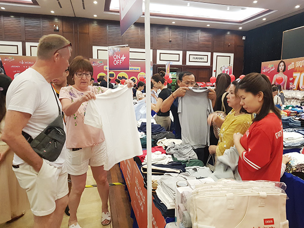 Người dân, du khách trong và ngoài nước trải nghiệm mua sắm hàng hiệu tại Mega Sale Đà Nẵng 2025. Người dân, du khách trong và ngoài nước trải nghiệm mua sắm hàng hiệu tại Mega Sale Đà Nẵng 2025.