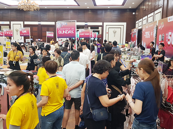 Không khí mua sắm sôi động tại Mega Sale Đà Nẵng 2025. Không khí mua sắm sôi động tại Mega Sale Đà Nẵng 2025.