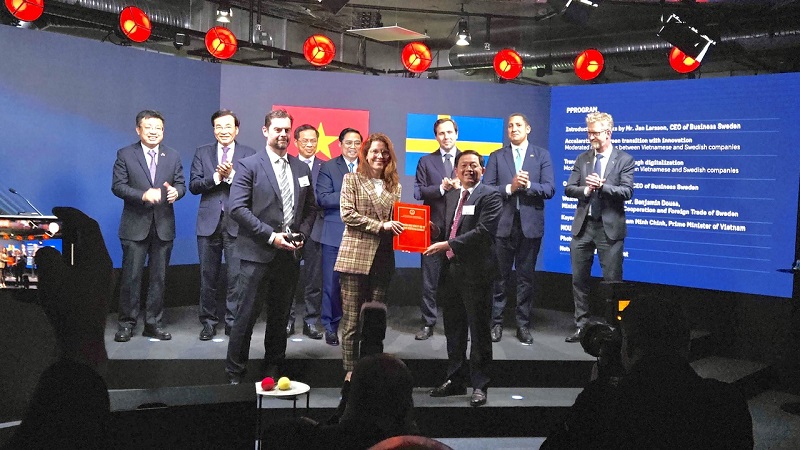 Thủ tướng Chính phủ Phạm Minh Chính (thứ tư từ trái sang) đã chứng kiến Lễ trao Giấy chứng nhận đăng ký đầu tư Dự án “Tổ hợp sản xuất tái chế vải Polyester” giữa Bí thư Tỉnh ủy Bình Định Hồ Quốc Dũng và bà Susanna Campbell – Chủ tịch Tập đoàn Syre. Thủ tướng Chính phủ Phạm Minh Chính (thứ tư từ trái sang) đã chứng kiến Lễ trao Giấy chứng nhận đăng ký đầu tư Dự án “Tổ hợp sản xuất tái chế vải Polyester” giữa Bí thư Tỉnh ủy Bình Định Hồ Quốc Dũng và bà Susanna Campbell – Chủ tịch Tập đoàn Syre.