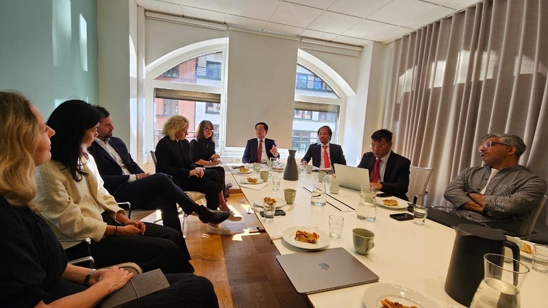 Bí thư Tỉnh ủy Bình Định Hồ Quốc Dũng (giữa) thăm và làm việc với Tập đoàn Syre Bí thư Tỉnh ủy Bình Định Hồ Quốc Dũng (giữa) thăm và làm việc với Tập đoàn Syre