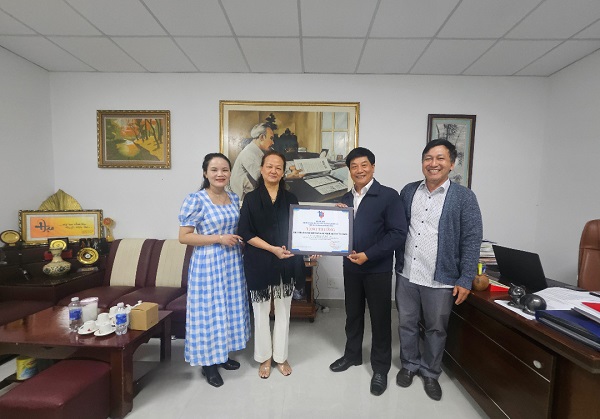 Ông Lê Văn Toà - Chủ tịch Hội Nhà báo tỉnh Lâm Đồng, trao tặng thưởng cho đại diện tạp chí Doanh nghiệp Việt Nam.