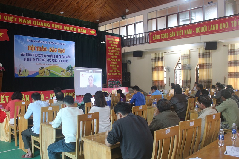 Tuy trời mưa gió nhưng bà con Đam Rông vẫn tham dự lớp học đông đủ.