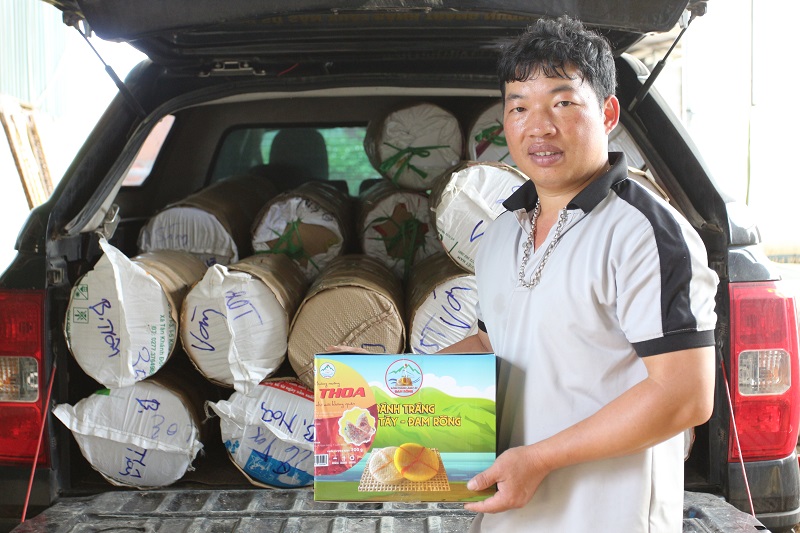 Bánh tráng làng Tày Đam Rông lên đường phục vụ thực khách.