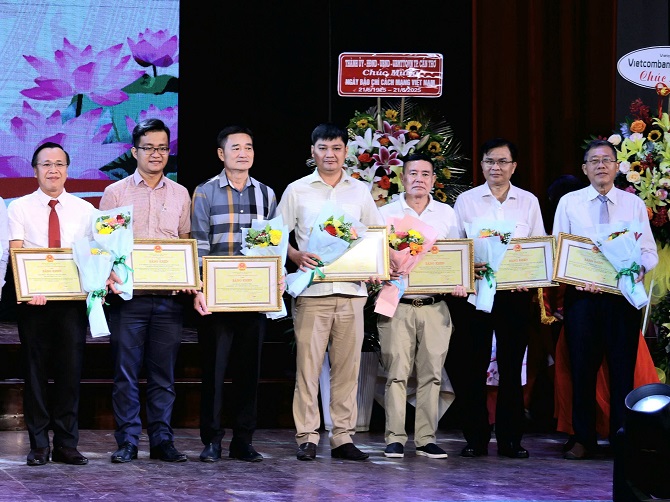 Nhà báo Phan Đình Hưng - Trường Văn phòng Tạp chí(thứ 3 từ phải sang), đại diện T