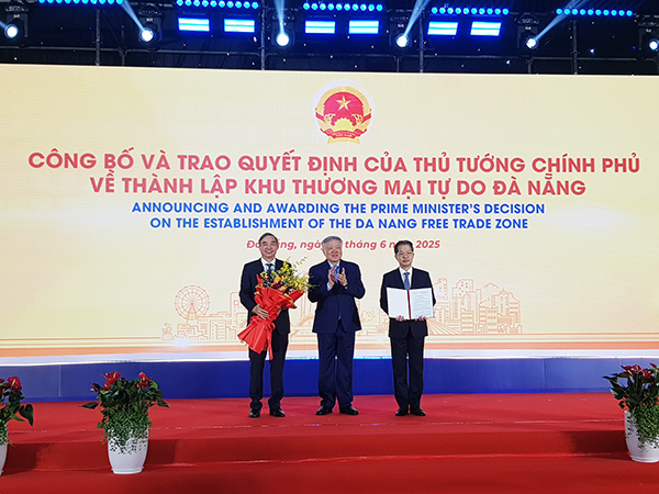 Phó Thủ tướng Thường trực Nguyễn Hoà Bình trao Quyết định 1142/QĐ-TTg về thành lập FTZ Đà Nẵng cho lãnh đạo TP Đà Nẵng. 