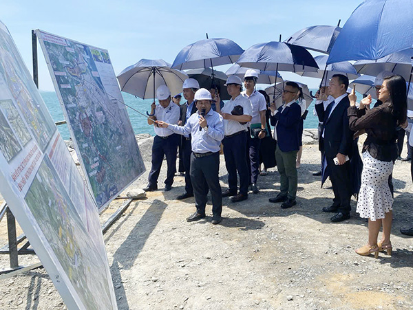 Phó Giám đốc PIIP Nguyễn Đức Nam giới thiệu với các nhà đầu tư quan tâm về khả năng kết nối giữa cảng Liên Chiểu với các phân khu chức năng của FTZ Đà Nẵng. Phó Giám đốc PIIP Nguyễn Đức Nam giới thiệu với các nhà đầu tư quan tâm về khả năng kết nối giữa cảng Liên Chiểu với các phân khu chức năng của FTZ Đà Nẵng.