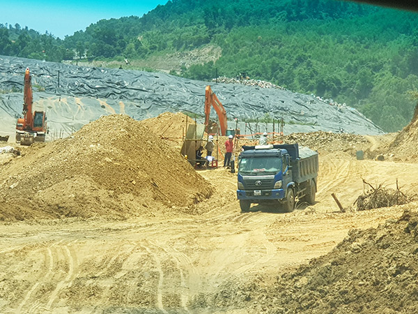 Công tác xây dựng hộc rác số 7 đang được triển khai hết sức khẩn trương. Công tác xây dựng hộc rác số 7 đang được triển khai hết sức khẩn trương.