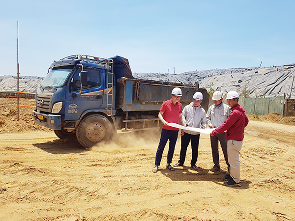 Mặc dù ngày Chủ nhật nhưng Phó Giám đốc PIIP Triệu Hân Hy và các nhà thầu vẫn bám sát công trường. Mặc dù ngày Chủ nhật nhưng Phó Giám đốc PIIP Triệu Hân Hy và các nhà thầu vẫn bám sát công trường.