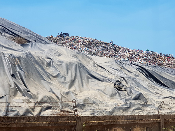 Các hộc rác hiện trạng tại bãi rác Khánh Sơn hầu như đã lấp đầy. Các hộc rác hiện trạng tại bãi rác Khánh Sơn hầu như đã lấp đầy.