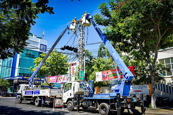 EVNCPC tích cực triển khai đồng bộ các giải pháp nhằm bảo đảm cung ứng điện cho miền Trung - Tây Nguyên trong mùa nắng nóng. EVNCPC tích cực triển khai đồng bộ các giải pháp nhằm bảo đảm cung ứng điện cho miền Trung - Tây Nguyên trong mùa nắng nóng.