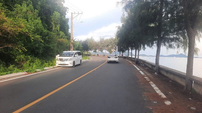 Ảnh 1: Đường ven biển núi Đèn. Ảnh 1: Đường ven biển núi Đèn.