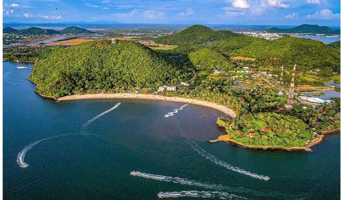 Ảnh 2: Toàn cảnh bãi biển Mũi Nai nhìn từ trên cao. Ảnh 2: Toàn cảnh bãi biển Mũi Nai nhìn từ trên cao.