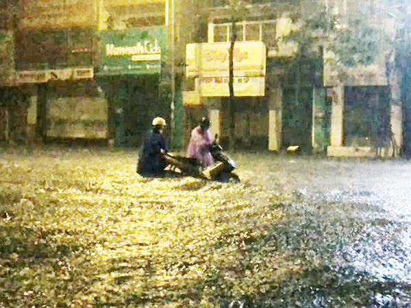 Trận mưa bất thường tháng 5/2025 đã gây ngập úng diện rộng trên địa bàn Đà Nẵng. Trận mưa bất thường tháng 5/2025 đã gây ngập úng diện rộng trên địa bàn Đà Nẵng.