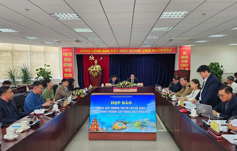 Quang cảnh buổi họp báo.