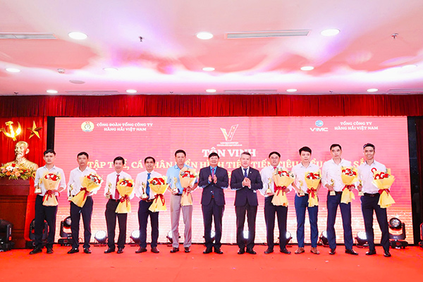 Cảng Đà Nẵng có 4 người lao động được VIMC vinh danh gương mặt tiêu biểu.