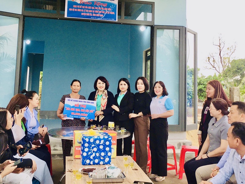 Hội Nữ Doanh nhân tỉnh Bình ĐịnhTRAO TẶNG KINH PHÍ HỖ TRỢ XÓA NHÀ TẠM, NHÀ DỘT NÁT NĂM 2025 TẠI HOÀI ÂN Hội Nữ Doanh nhân tỉnh Bình ĐịnhTRAO TẶNG KINH PHÍ HỖ TRỢ XÓA NHÀ TẠM, NHÀ DỘT NÁT NĂM 2025 TẠI HOÀI ÂN