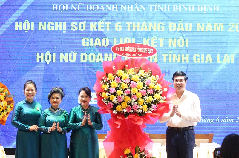 Ong Lâm Hải Giang – Phó Chủ tịch UBND tỉnh Bình Định, tặng hoa chúc mừng hội nghị. 