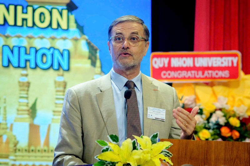 Đại sứ Cộng hòa Pháp tại Việt Nam Olivier Brochet. Đại sứ Cộng hòa Pháp tại Việt Nam Olivier Brochet.