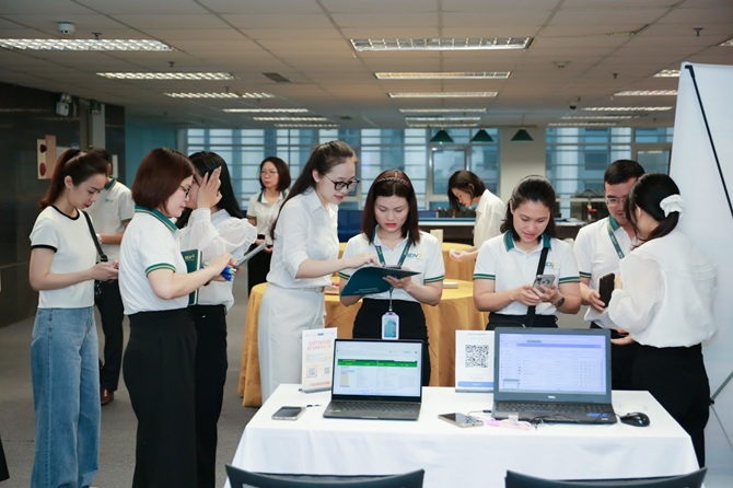 Cán bộ nhân viên ngân hàng BIDV tư vấn và hỗ trợ cho các hộ kinh doanh tham gia sự kiện. Cán bộ nhân viên ngân hàng BIDV tư vấn và hỗ trợ cho các hộ kinh doanh tham gia sự kiện.