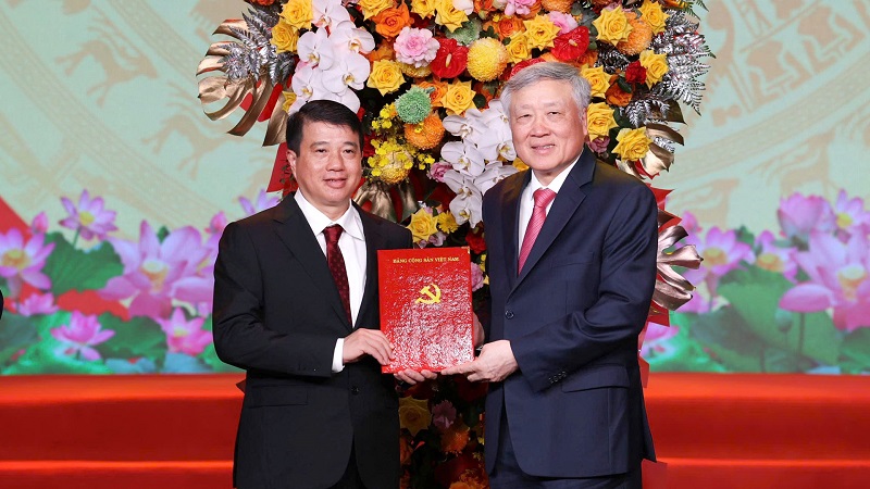 Nguyễn Hòa Bình - Ủy viên Bộ Chính trị, Phó Thủ tướng Thường trực Chính phủ trao quyết định cho đồng chí Y Thanh Hà Niê Kđăm - Ủy viên Ban Chấp hành Trung ương Đảng, Bí thư Tỉnh ủy, Trưởng Đoàn đại biểu Quốc hội khóa XV tỉnh Lâm Đồng Nguyễn Hòa Bình - Ủy viên Bộ Chính trị, Phó Thủ tướng Thường trực Chính phủ trao quyết định cho đồng chí Y Thanh Hà Niê Kđăm - Ủy viên Ban Chấp hành Trung ương Đảng, Bí thư Tỉnh ủy, Trưởng Đoàn đại biểu Quốc hội khóa XV tỉnh Lâm Đồng