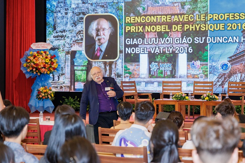 GS Duncan Haldane – chủ nhân Giải Nobel Vật lý 2016, chia sẻ với học sinh và giáo viên từ nhiều quốc gia. GS Duncan Haldane – chủ nhân Giải Nobel Vật lý 2016, chia sẻ với học sinh và giáo viên từ nhiều quốc gia.