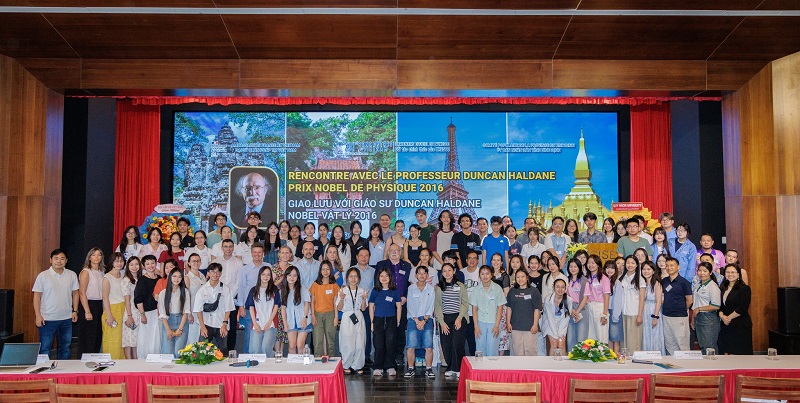GS Duncan Haldane chụp ảnh lưu niệm cùng học sinh và giáo viên. GS Duncan Haldane chụp ảnh lưu niệm cùng học sinh và giáo viên.