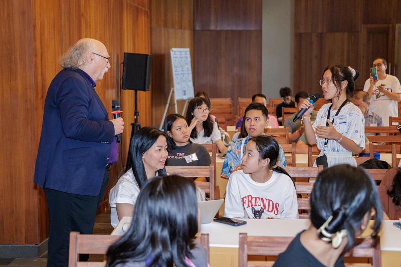 Học sinh đặt câu hỏi giao lưu với GS Duncan Haldane. Học sinh đặt câu hỏi giao lưu với GS Duncan Haldane.