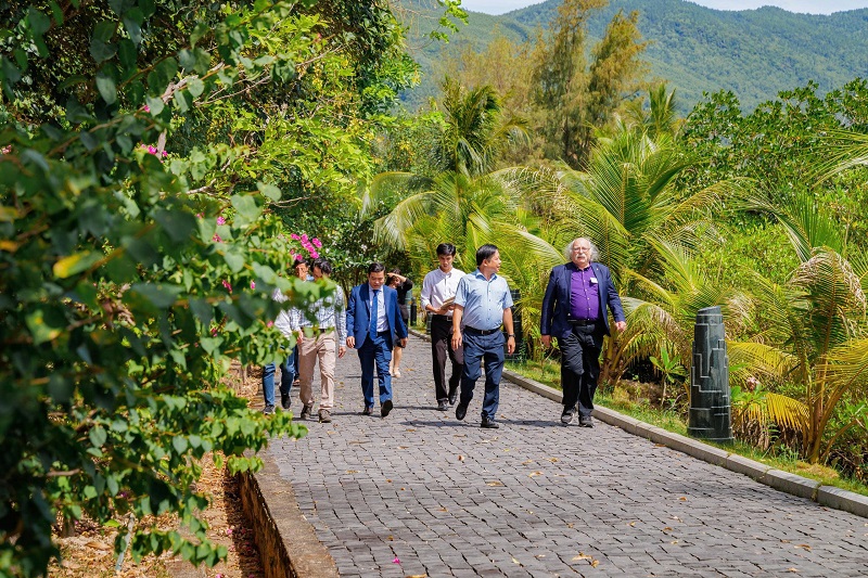 Các đại biểu dạo bước trên con đường Nobel. Các đại biểu dạo bước trên con đường Nobel.